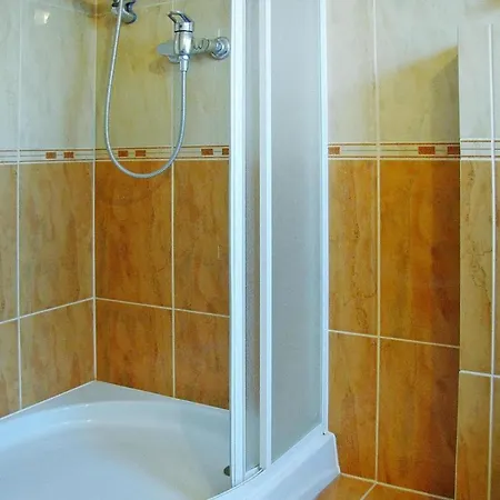Beautiful Only 300m From The Lake,